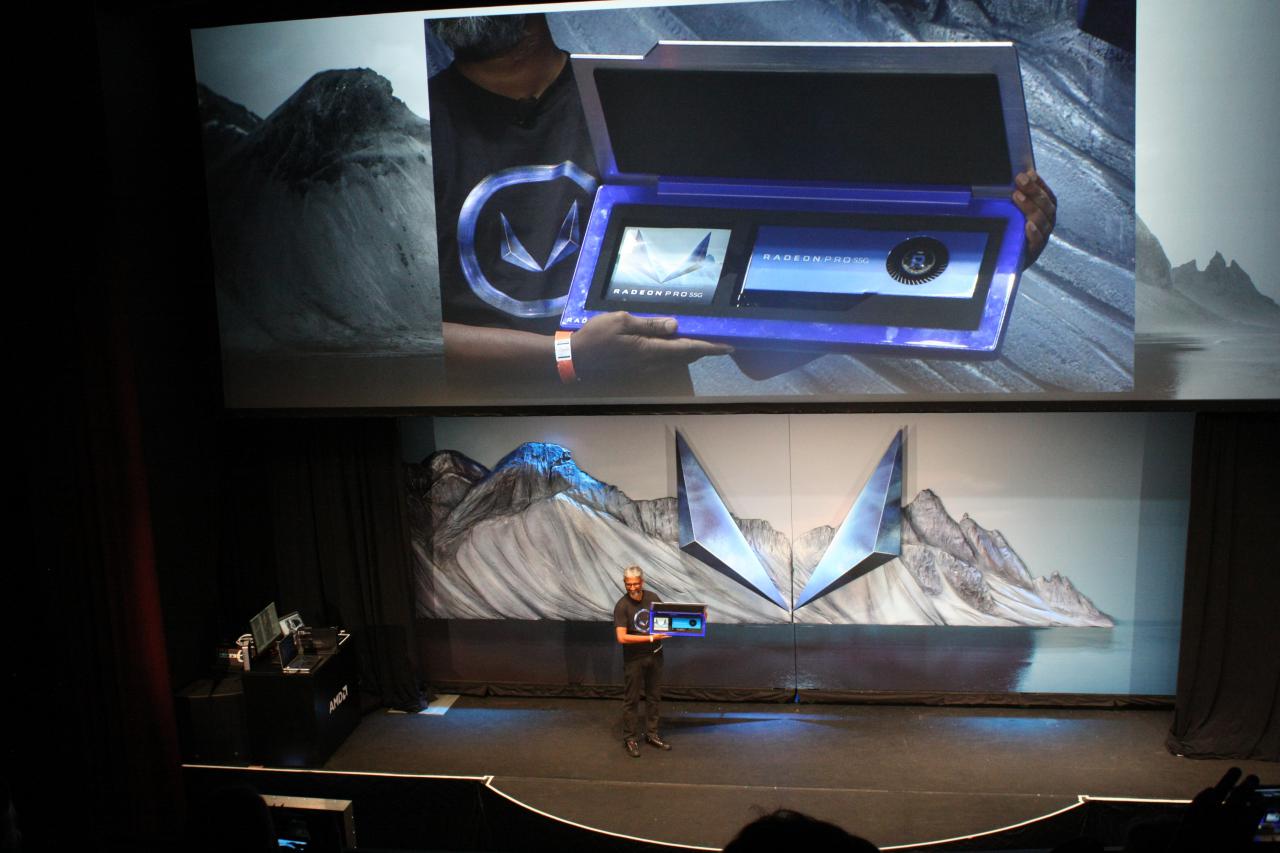 [31/07/2017] Die Radeon Pro SSG verbaut neben 16 GByte HBM2-RAM auch zwei SSDs mit insgesamt 2 TByte Speicherplatz und erlaubt das butterweiche Bearbeiten von 8K-Videos oder von Spezialeffekt-Szenen mit 250 Milliarden Polygonen. (03)