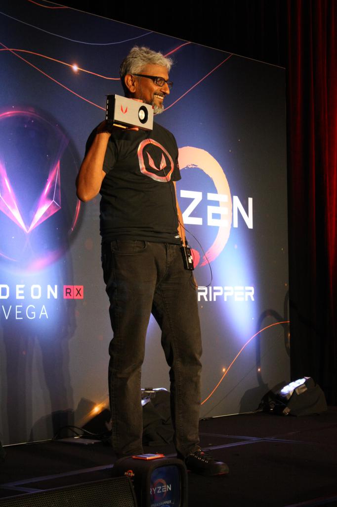 [30/07/2017] AMDs Radeon-Chefarchitekt Raja Koduri zeigt die RX Vega