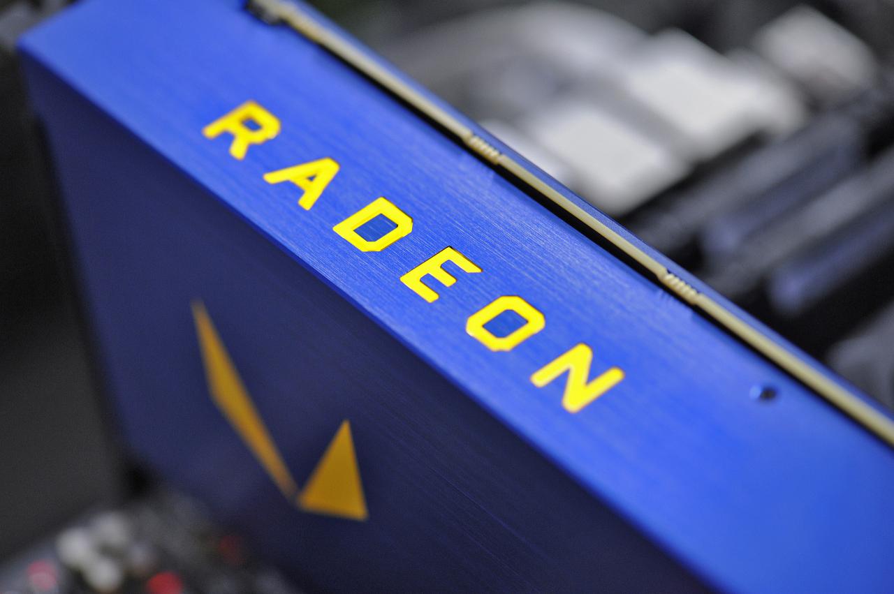 [11/07/2017] Test der Radeon Vega Frontier Edition: Hoffnungsträger mit Startproblemen - Karte im Betrieb 4