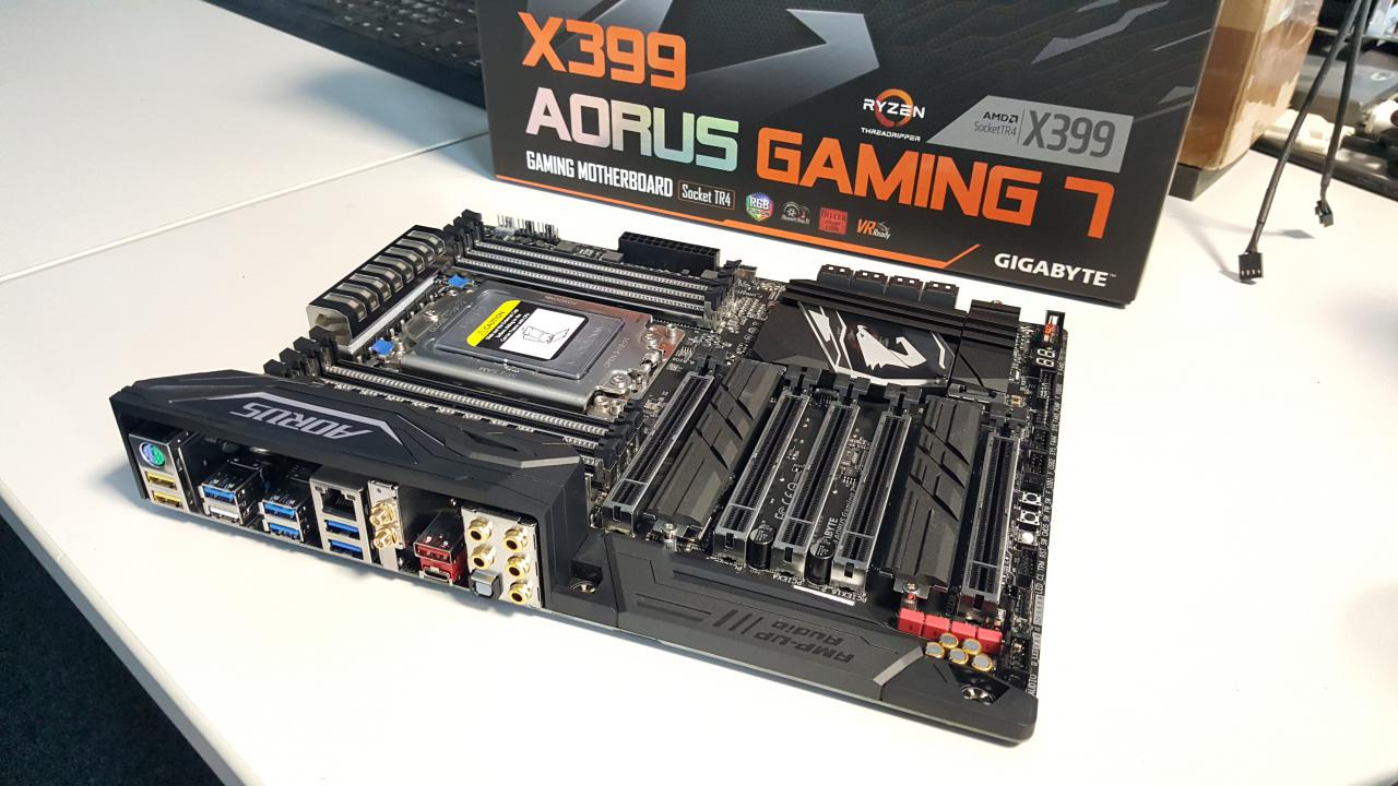 [08/08/2017] Eins von zwei TR4-Mainboards in der Redaktion. Beiden gemein ist die ×16/×8/×16/×8-Slot-Aufteilung zuzüglich drei M.2. ×16/×16/×16 würde nach PCGH-Recherchen nur Ressorucen für maximal zwei M.2- oder einen M.2- und einen ×8-Slot lassen.