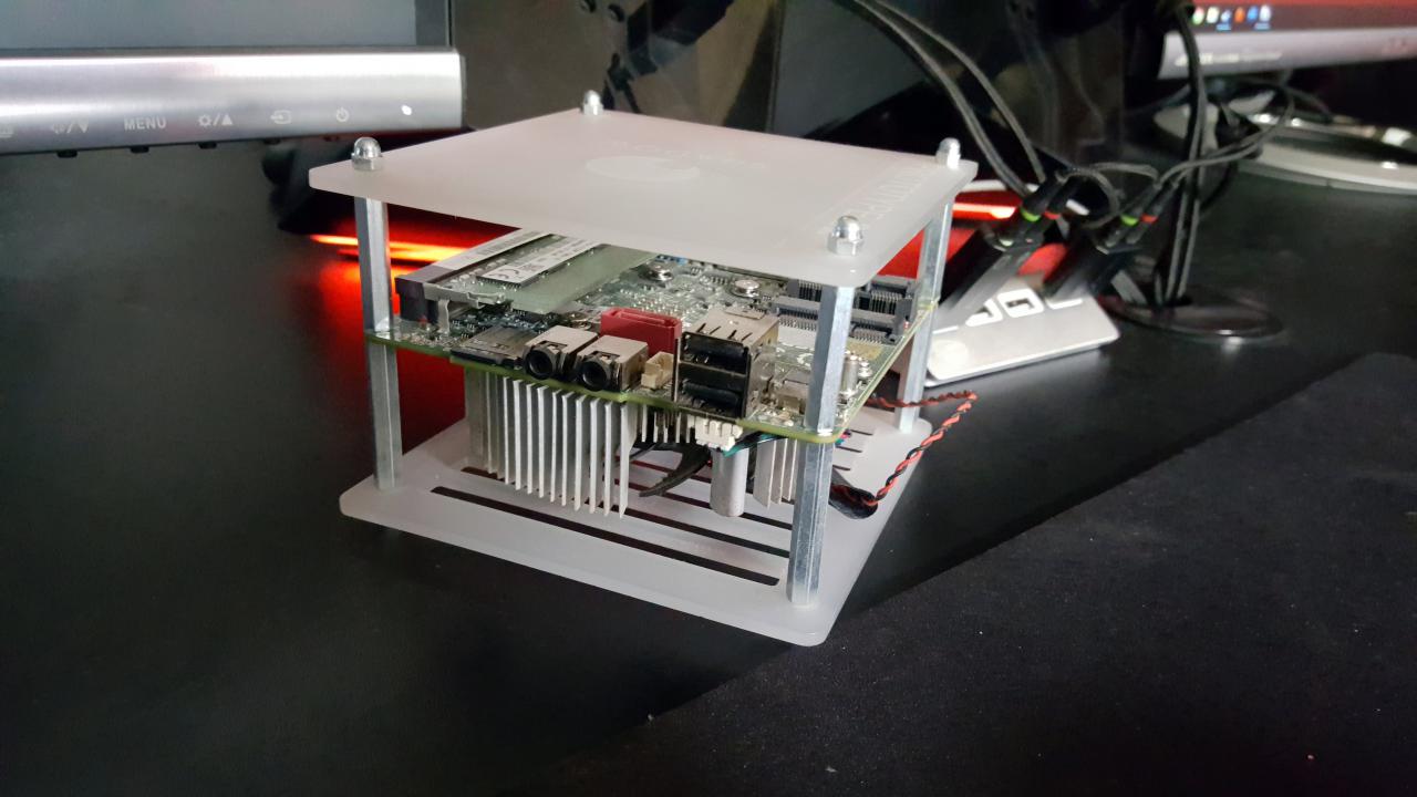 [16/08/2017] Das hier ist das Herzstück der Box: Ein Sapphire-PCB im Einplatinencomputer-Formfaktor mit einem Brown-Falcon-SoC von AMD und 4 GiByte Ram.