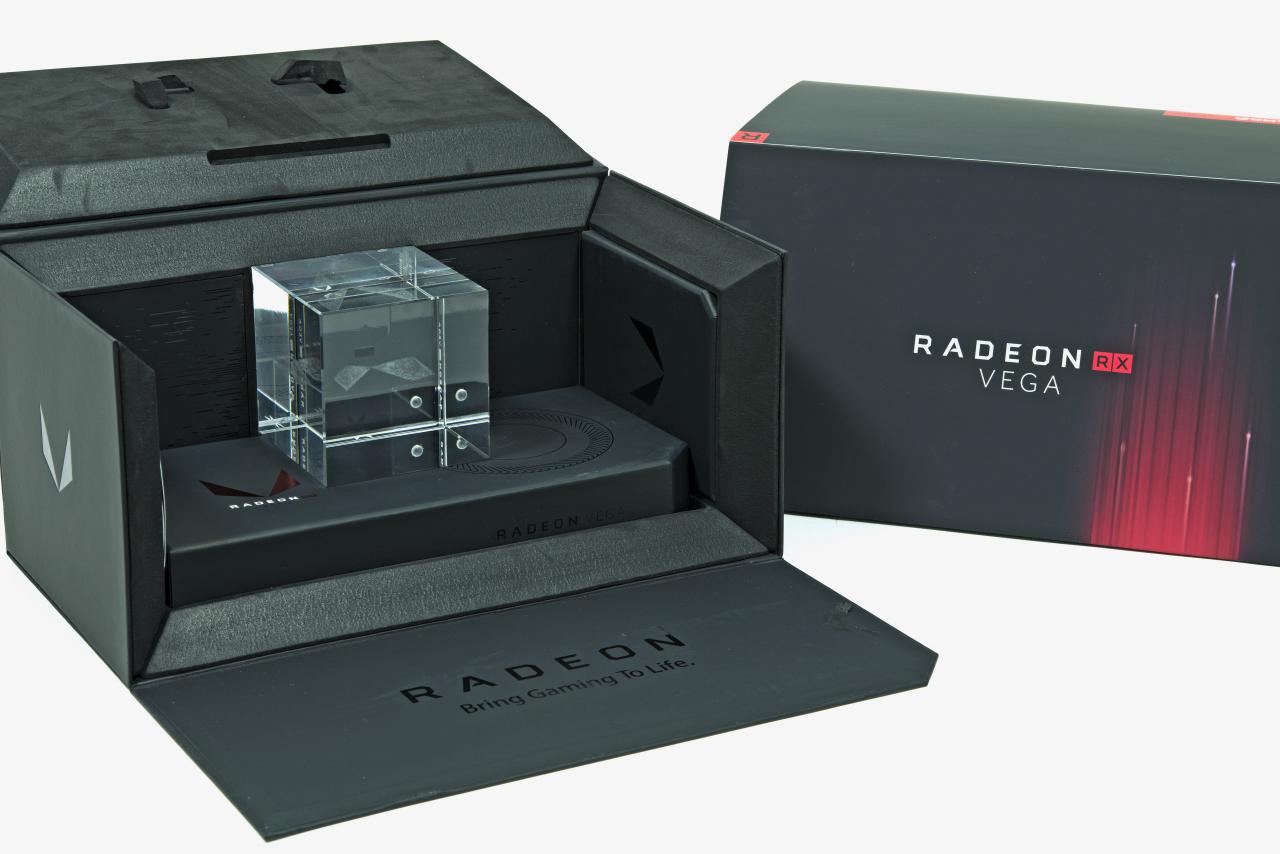 [12/08/2017] AMD RX Vega 64 und Vega 56 Unboxed: Überraschung: Enthalten ist ein komplettes Review-Kit, nicht nur eine Vega 64 Air Cooled.