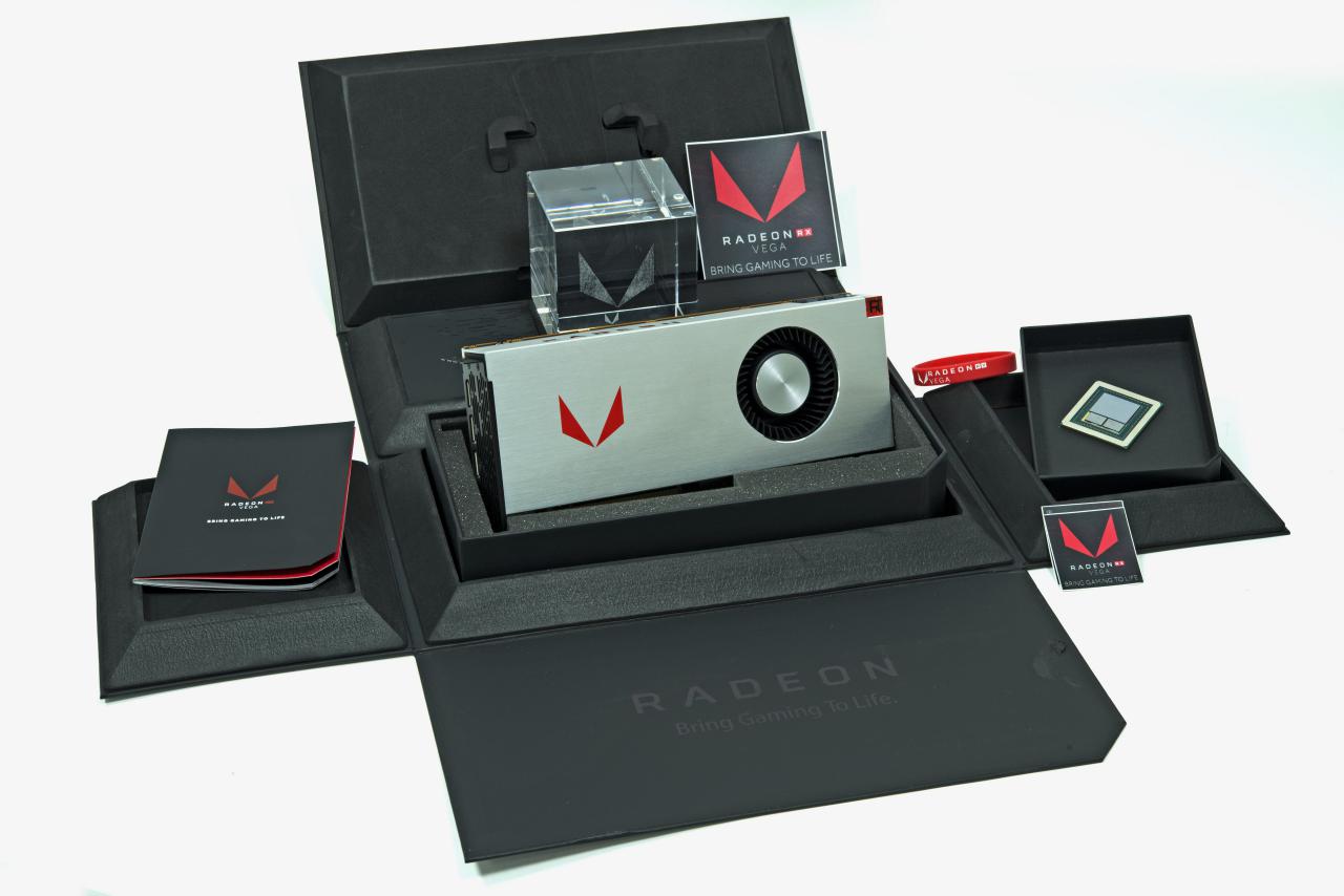 [12/08/2017] AMD RX Vega 64 und Vega 56 Unboxed: Das Reviewer-Kit - welches NICHT dem Lieferumfang der Limited Edition entspricht (!!) - kommt mit einem Polycarbonat-Würfel und eingelaserter Vega-Schwinge, ein paar Vega-Aufklebern, einem Büchlein mit Vega-Lobpreisungen, einem Vega-Freundschaftsarmband in hygienischer Kunststoffausführung und als Highlight einem separaten Vega-GPU-Package, von dem wir weiter hinten in der Galerie weiter Bilder im Angebot haben.