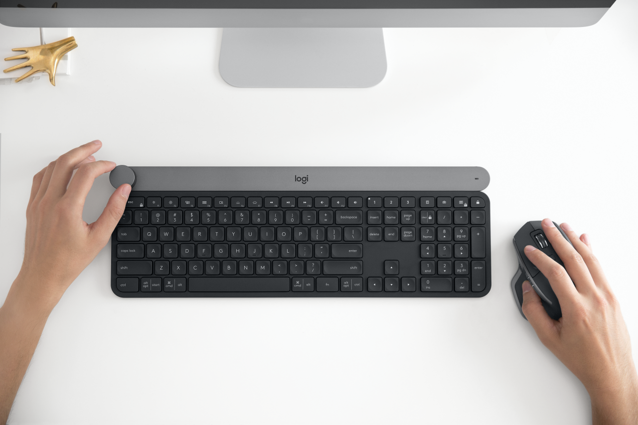 [31/08/2017] Die neue Logitech-Tastatur Craft wird vom Crown-Einstellrad gekrönt, das anwendungsspezifische Quick-Dial-Funktionen bieten soll. (1)