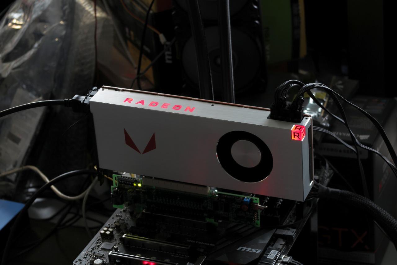[10/08/2017] Radeon RX Vega 64 Silver eingebaut
