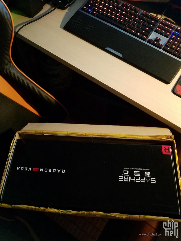 [12/08/2017] AMD RX Vega 64 Liquid Cooled: Nahaufnahmen der Sapphire Retail-Version (1)