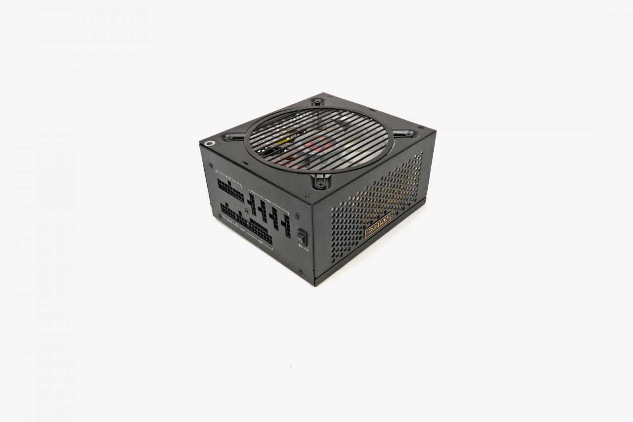 [03/08/2017] Antec Edge Silence Defined: Mit den beigelegten Gummimanschetten kann man das Netzteil vom Gehäuse entkoppeln. Die Lautheit beträgt bei 50 Prozent Last 0,3 Sone. Für LED-Fans: Der FHD-Lüfter kann weiß leuchten.