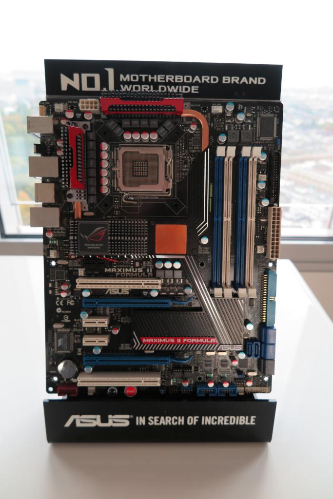 [28/09/2017] Keine Neuvorstellung: Zur Feier des 10 Maximus Formula hatte Asus ein altes Maximus II Formula mitgebracht.