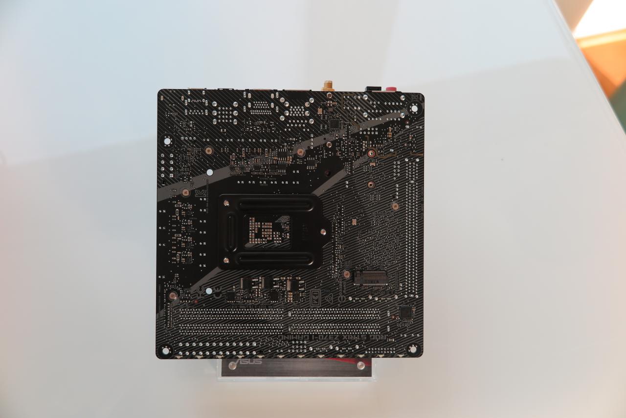 [28/09/2017] Asus Strix Z370-I Gaming: Neben einen vorderseitigen M.2-Slot mit Kühlkörper gibt es auf der Rückseite noch einen zweiten.