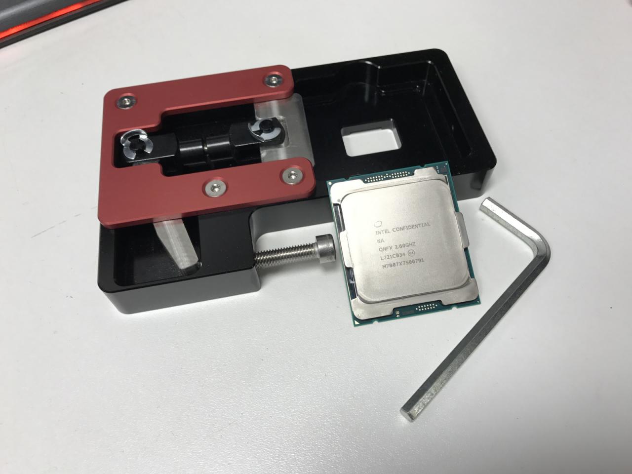 [24/09/2017] Intel Core i9-7980XE geköpft (1)
