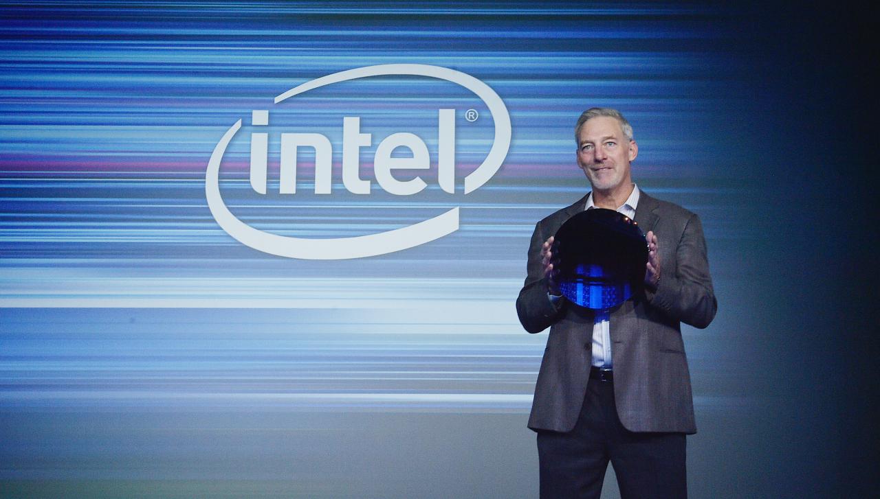 [20/09/2017] Stacy Smith, Group president of Manufacturing, Operations and Sales at Intel Corporation, zeigt einen 10 nm “Cannon Lake” Wafer