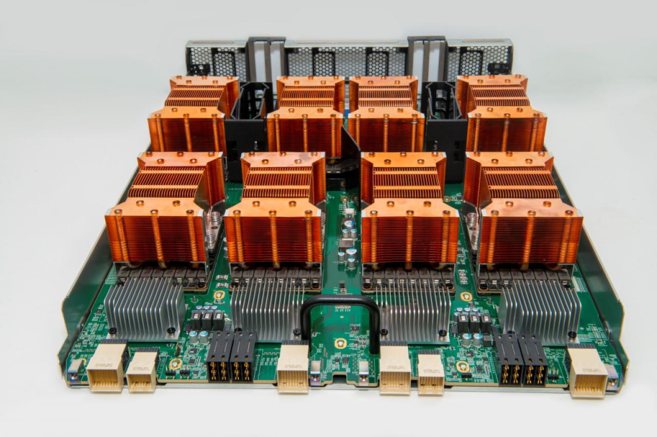 [08/09/2017] Tesla V100: Nvidia verschickt erstes DGX-1 mit acht NV-Link-Beschleunigerkarten (3)