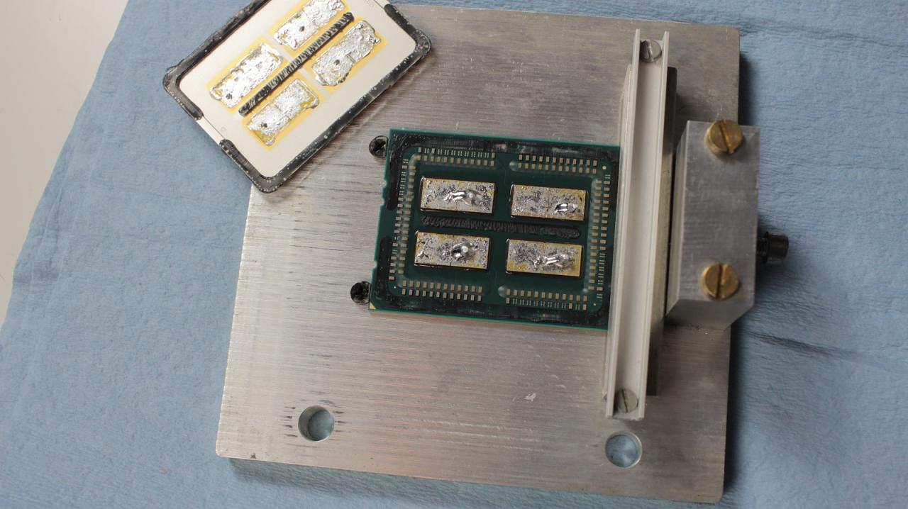 [15/09/2017] AMD Ryzen Threadripper von der8auer geköpft: Vier belichtete Dies statt Dummys (6)