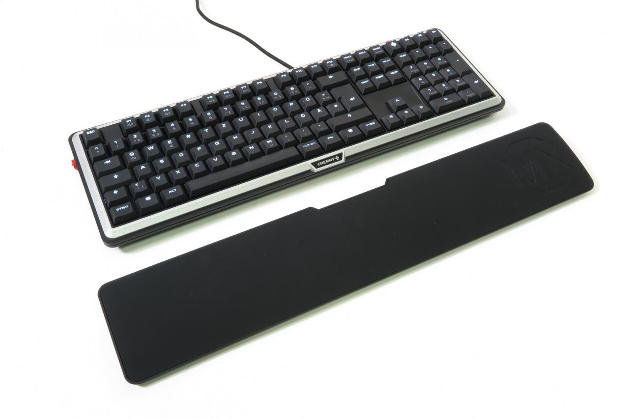 [25/10/2017] Cherry MX Board 5.0: Cherrys ergonomischer Leisetreter im Test (7)