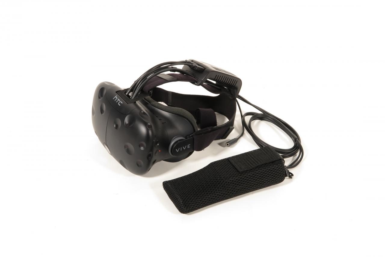 [14/11/2017] Headset, Akku - feritg. So handlich kann VR sein. (Nicht im Bild: Vier Netzteile, drei Kabel, zwei Funkstationen und ein Adapter für den stationären Teil der Installation von Vive und TPCast)