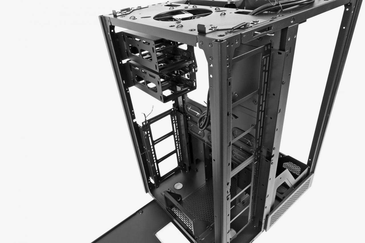 [06/12/2017] Zum Lieferumfang des The Tower 900 gehören zwei relativ leise 140-mm-Lüfter im Deckel. An der rechten und linken Seite der Netzteilkammer sind weitere Montageplätze für Lüfter zu finden.&nbsp;