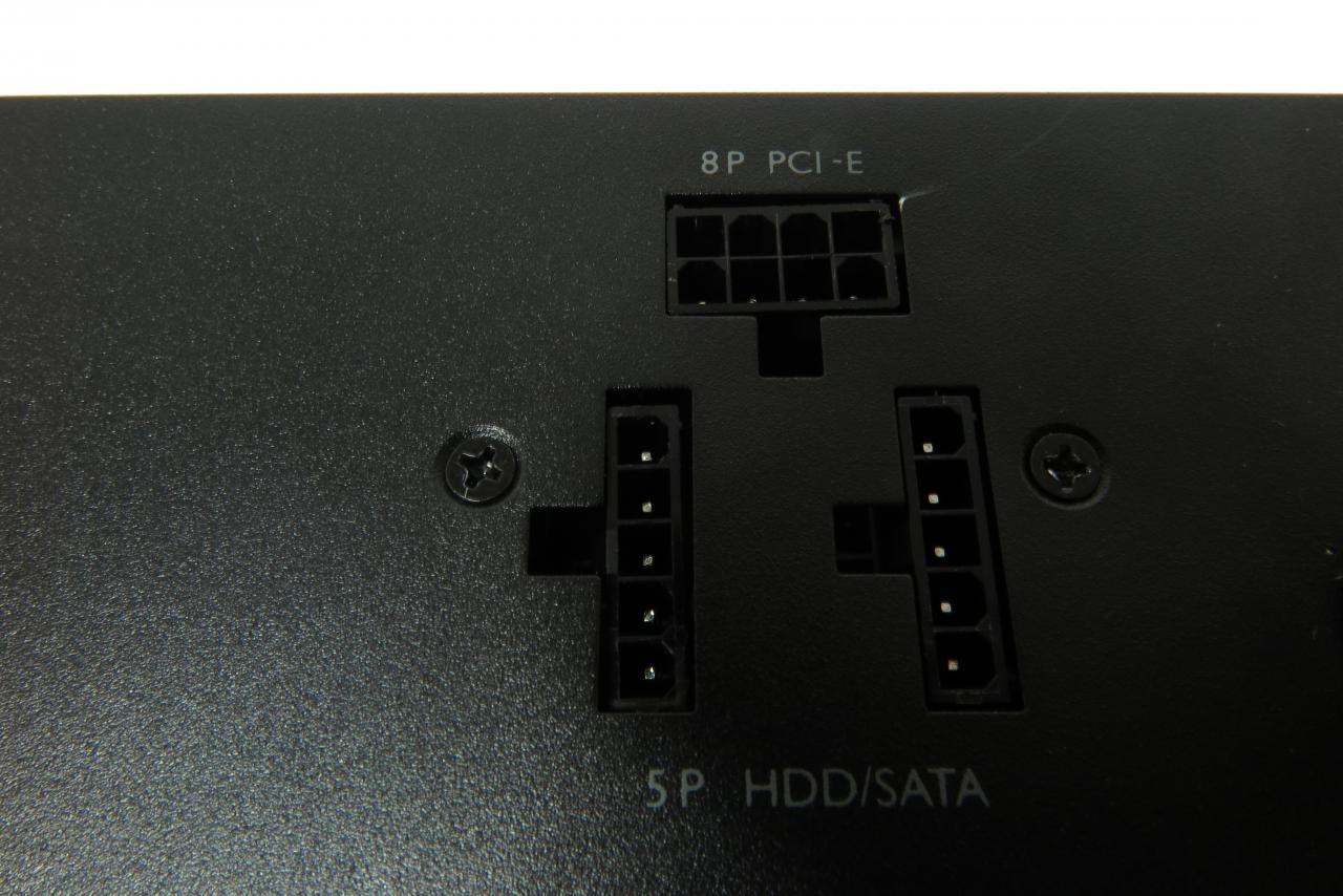 [21/12/2017] Das Cooler Master Masterwatt 550W: Hier sieht man den zusätzlichen PCIe-Steckplatz, der bei der GM-Serie nicht vorhanden ist (der Kratzer ist durch den Autor entstanden)