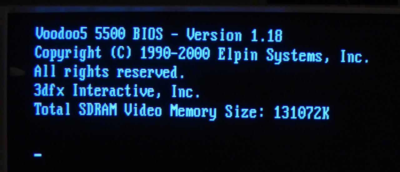 [21/12/2017] Voodoo 5 5500 mit 128 MiByte: Der POST-Screen attestiert der Karte den doppelten Speicher - recht so, denn den brauchen wir sogleich.