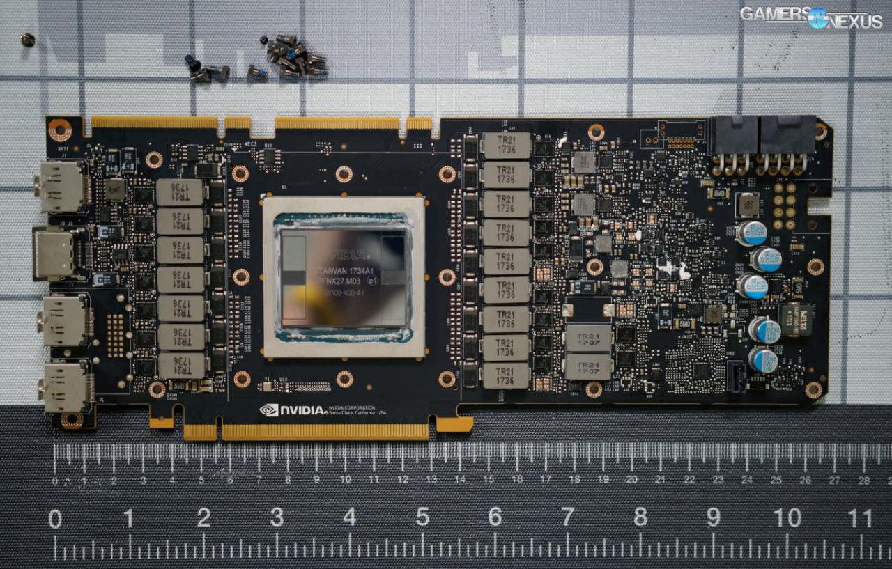 [12/12/2017] Nvidia Titan V: Tear-Down zeigt nackte GV100-GPU, PCB und Kühler