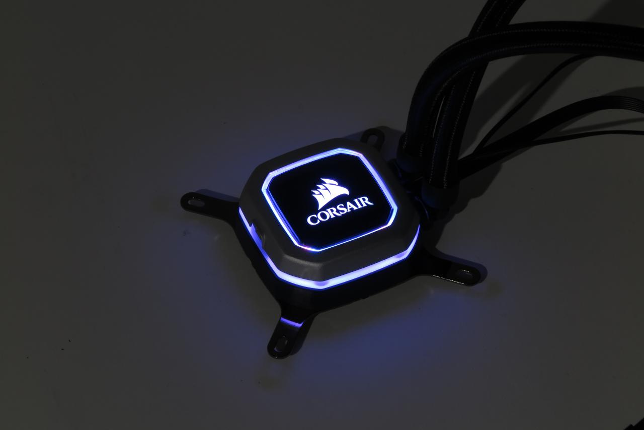[02/01/2018] Corsair H115i Pro RGB: Die ansprechende Beleuchtung der Pumpe erlaubt beliebige Farben