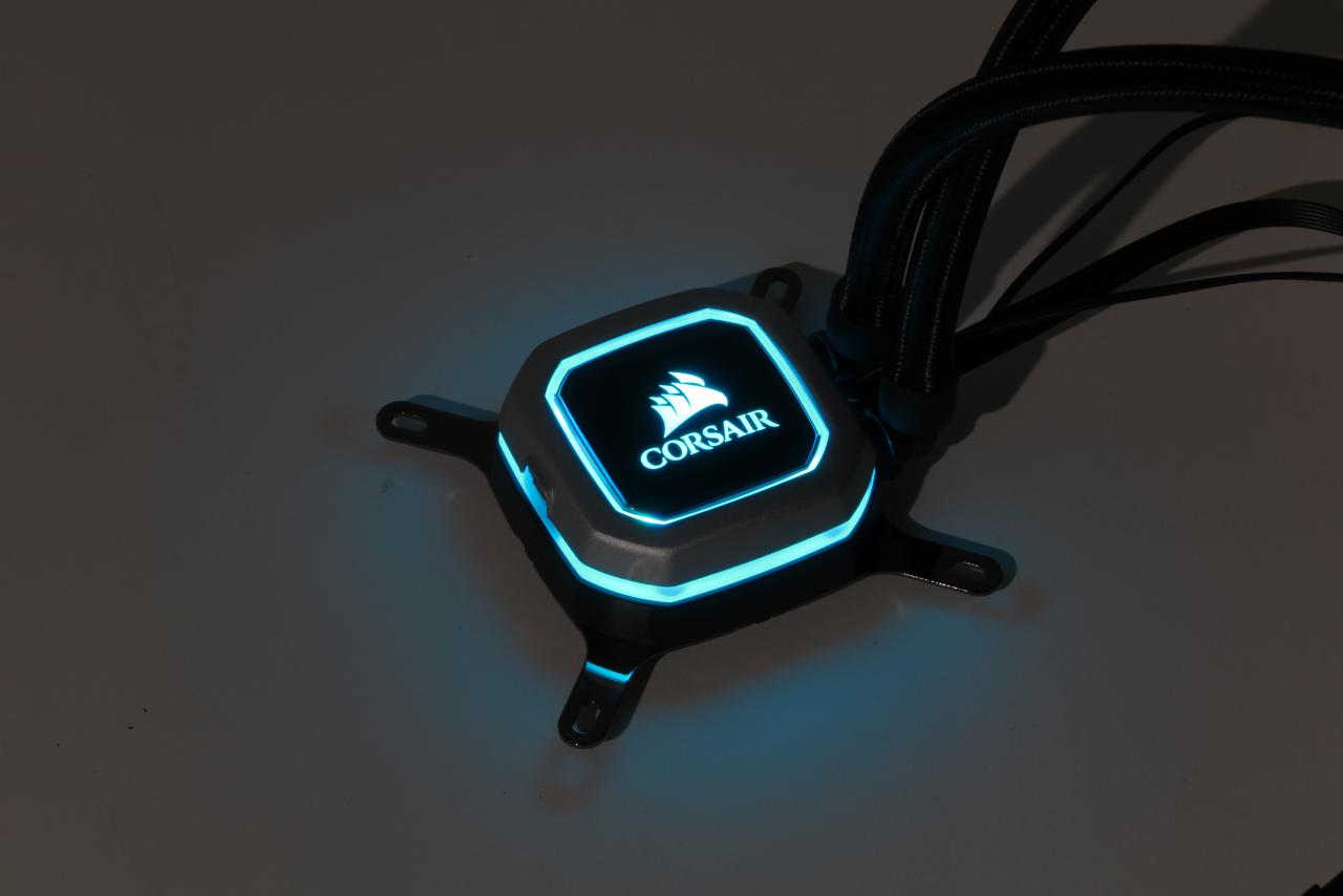 [02/01/2018] Corsair H115i Pro RGB: Die ansprechende Beleuchtung der Pumpe erlaubt beliebige Farben