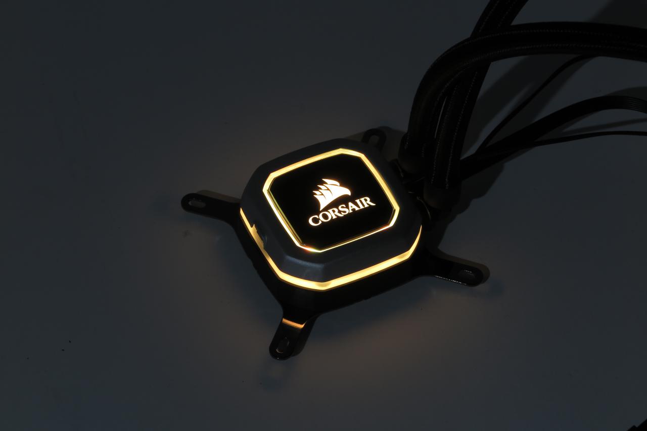 [02/01/2018] Corsair H115i Pro RGB: Die ansprechende Beleuchtung der Pumpe erlaubt beliebige Farben