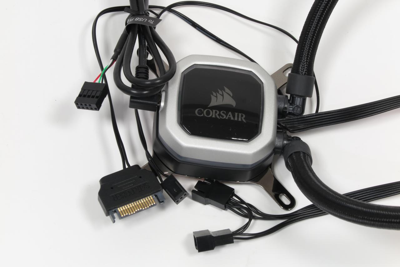 [02/01/2018] Corsair H115i Pro RGB: Die Pumpeneinheit samt integrierter (USB-)Lüftersteuerung wird via SATA-Stecker mit Strom versorgt.