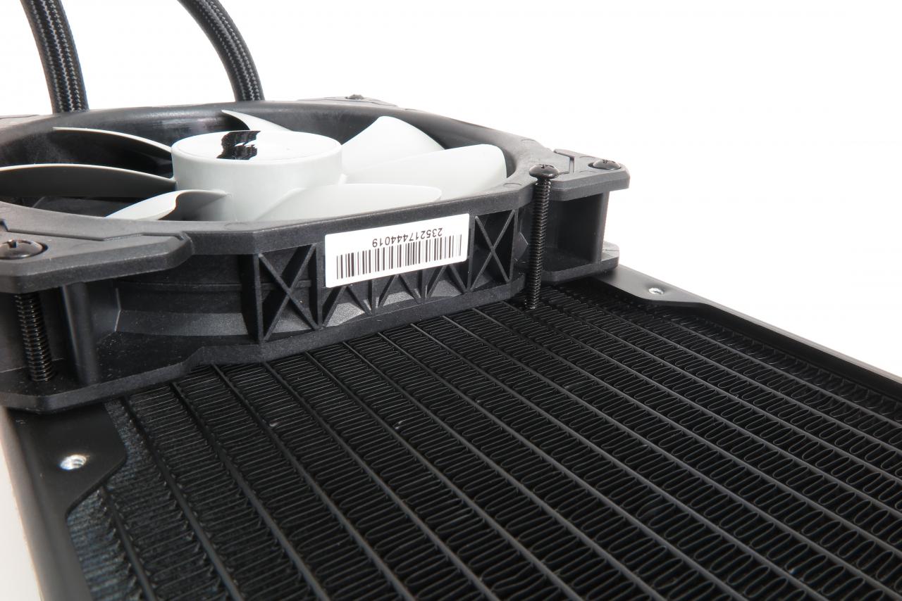 [02/01/2018] Corsair H115i Pro RGB: Unter den Lüftergewinden befindet sich kein Einschraubschutz, aber auch keine wasserführenden Rohre – gut so, denn die langen Schrauben bohren sich mehrere Millimeter zwischen die Lamellen.
