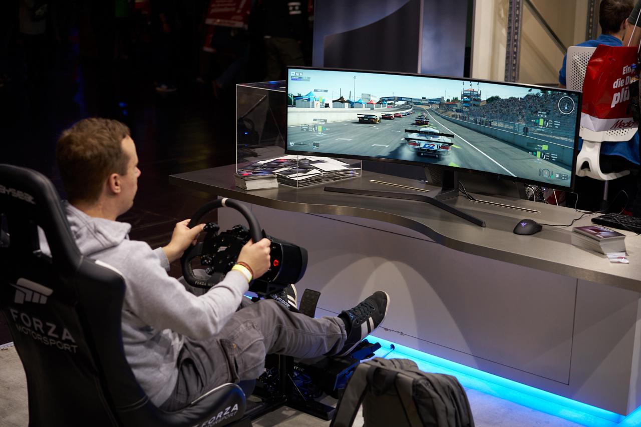 [29/01/2018] Samsung auf der Dreamhack Leipzig: Der CH49G90 im doppelten Full-HD-Format (32:9) eignet sich vor allem für Rennsimulationen, wie der Hersteller unter Beweis stellte.