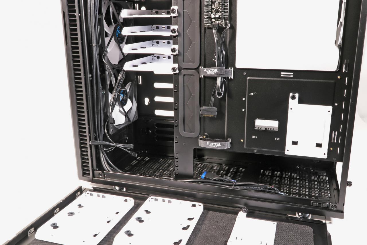 [06/03/2018] Die Bestückung des Define R6 mit Festplatten/SSDs erfolgt von der Rückseite aus. Die Lüftersteuerung wird per PWM geregelt, die 2,5-Zoll-Laufwerkshalterungen lassen sich alternativ auch auf der Netzteilkammer montieren. &nbsp;