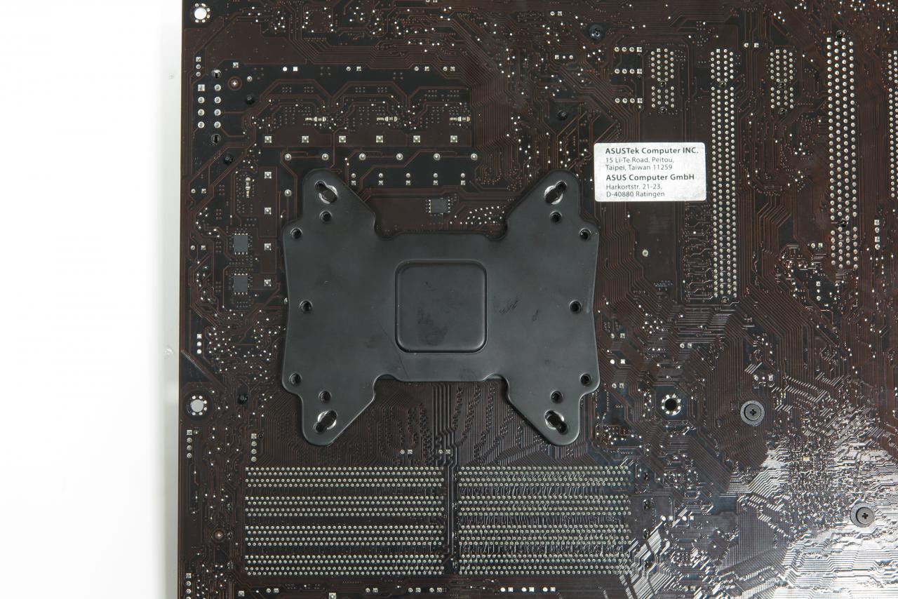 [14/03/2018] ... verdreht man die original Be-Quiet-Backplate dagegen um 90°, so liegt sie auf den Schrauben des Sockels auf und hat so deutlich mehr Abstand zum Mainboard als vorgesehen.