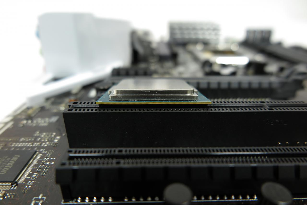 [14/03/2018] Die wellige Verformung an der Trägerplatine der CPU fällt ohne Kentnisse der Problematik kaum auf ...