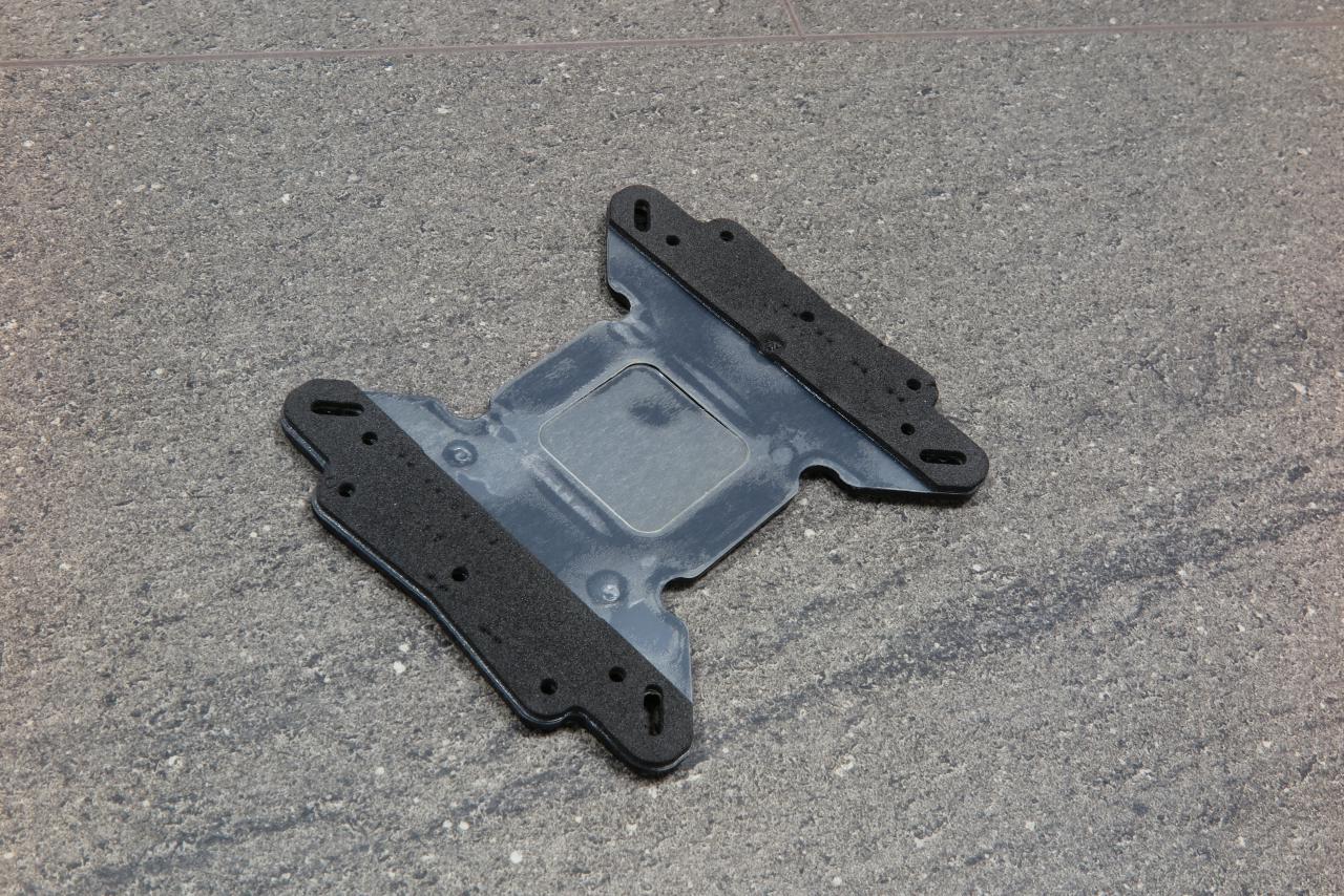 [14/03/2018] In der Backplate-Isolierung des eingesandten Dark Rock Pro 3 sind deutlich drei Abdrücke von Sockel-1151-Schrauben zu sehen, wie sie nur von einer um 90° verdrehte Montage stammen können.