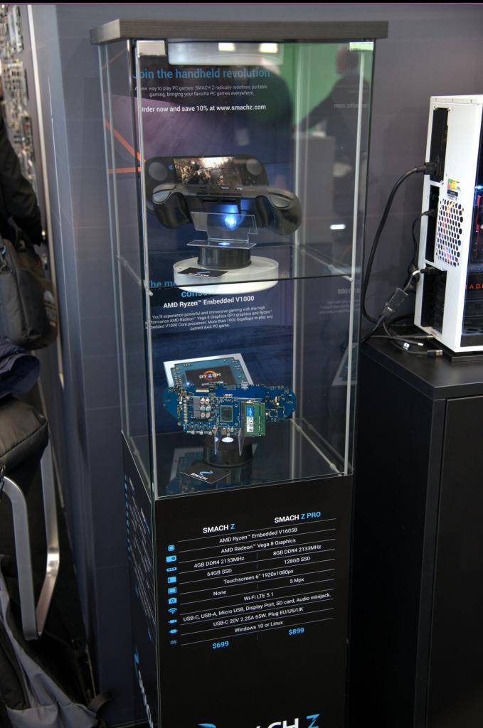 [01/03/2018] Ein Prototyp des Handheld Smach Z: Auch hier kommt mit dem V1605B ein Ryzen Embedded zum Einsatz. Er trägt eine Vega-8-IGP.