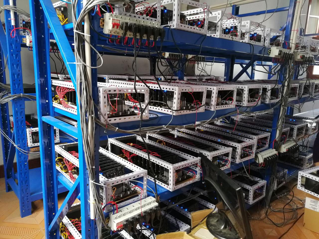 [07/03/2018] Supox B250A-BTC D+: Biostar zeigt ebenfalls 485 mm langes Mining-Mainboard (7)