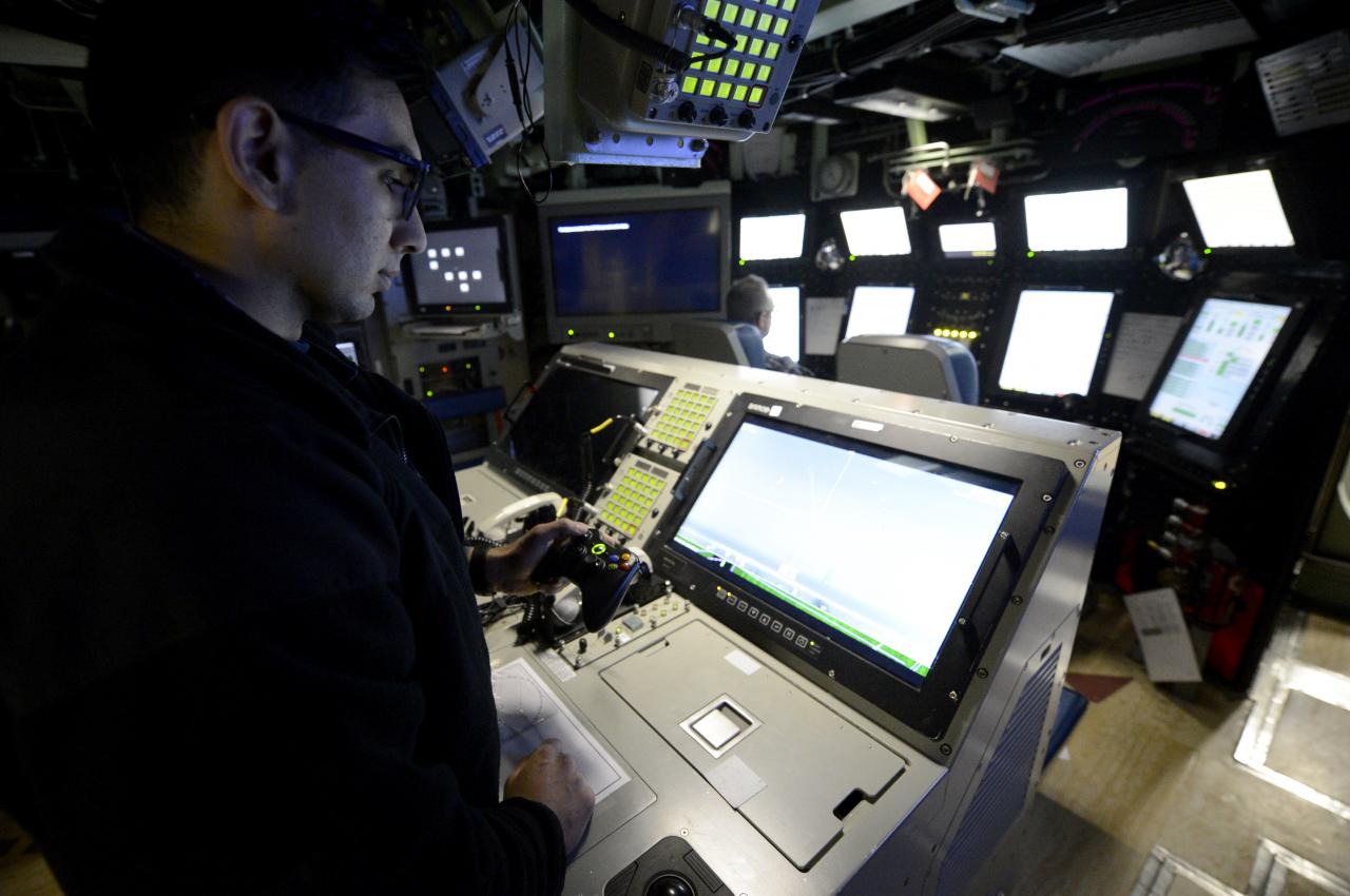 [19/03/2018] Ein Matrose der USS Colorado verwendet einen Xbox-360-Controller zur Steuerung des Photonics Mastes