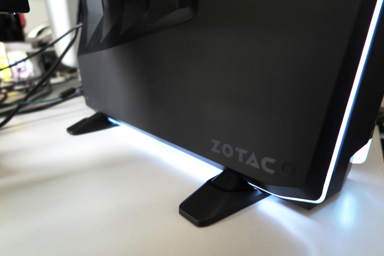 [27/03/2018] Zotac MEK1 im Test: Der schmale Rechner steht auf zwei Standfüßen.