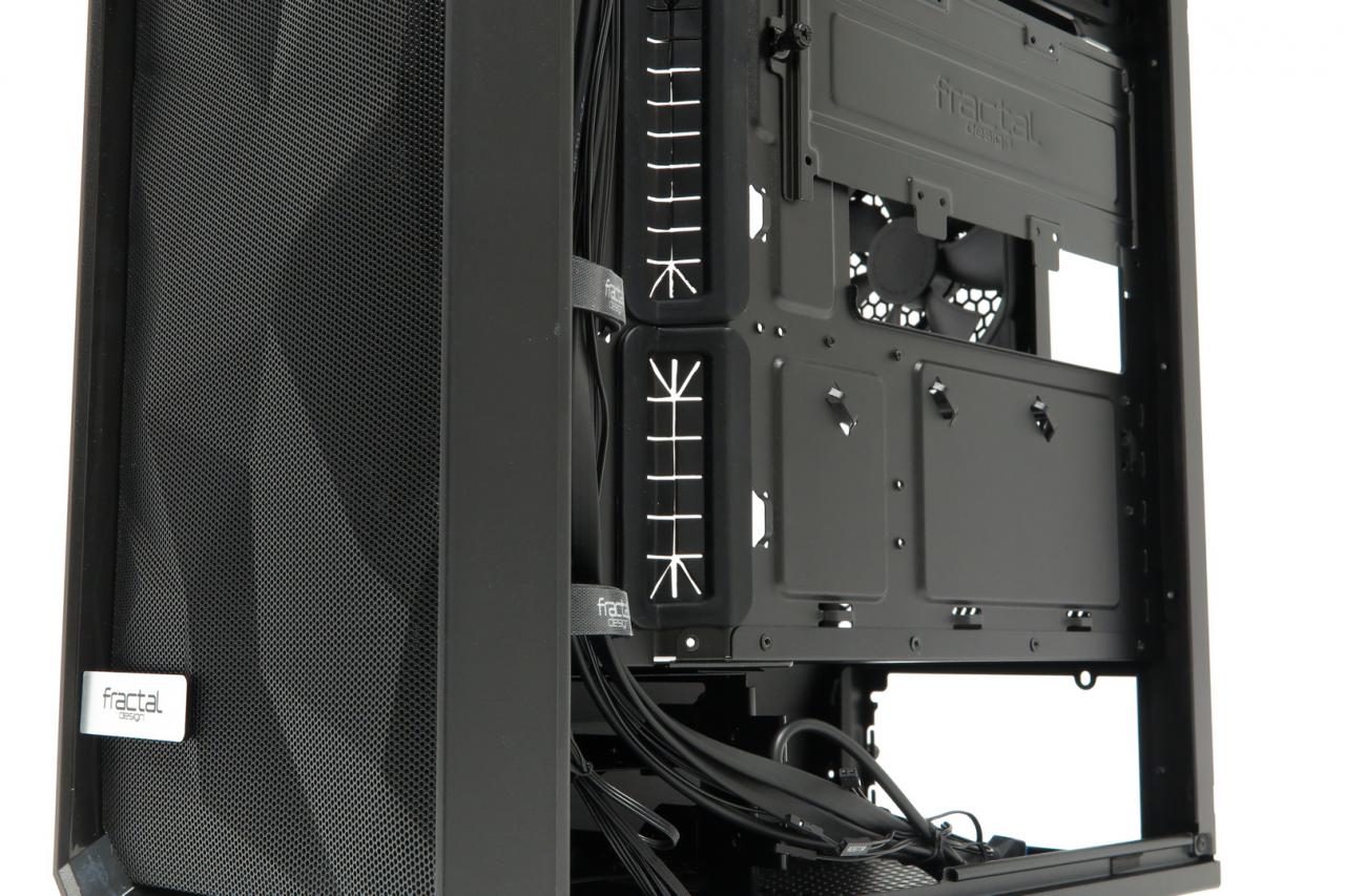 [25/04/2018] Auf der Rückseite des Mainboard-Tray befindet sich ein entfernbare Halterung für zwei 2,5-Zoll-Laufwerke. Die 45° angewinkelten Kabeldurchlässe garantieren eine optimale Verlegung aller Strippen. Dabei ist das auf Klettverschlüssen basierende Kabelmanagement ebenfalls hilfreich.&nbsp;