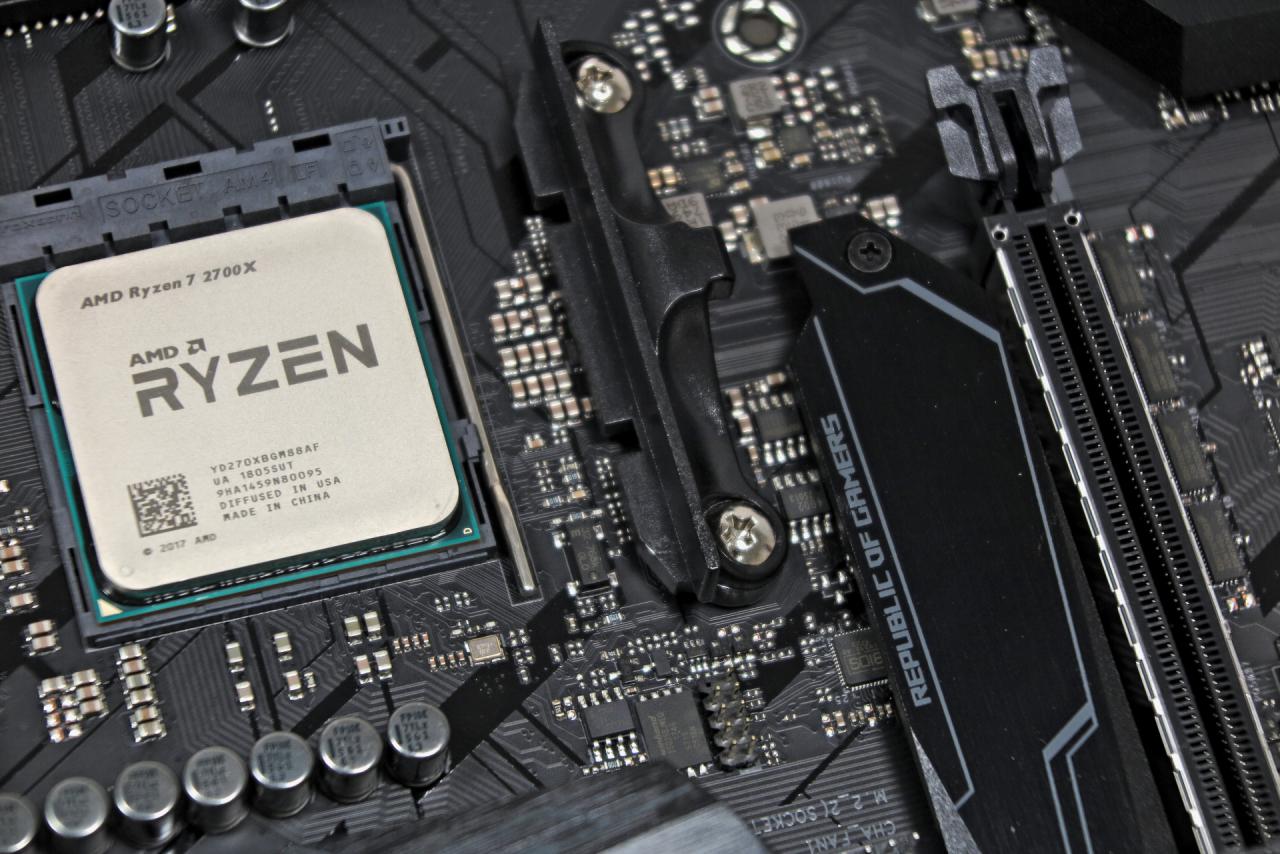 [13/04/2018] AMD Pinnacle Ridge: Offizielle Spezifikationen der Ryzen-2000-CPUs, Test-Kit-Unboxing und Vorbestellungen (5)