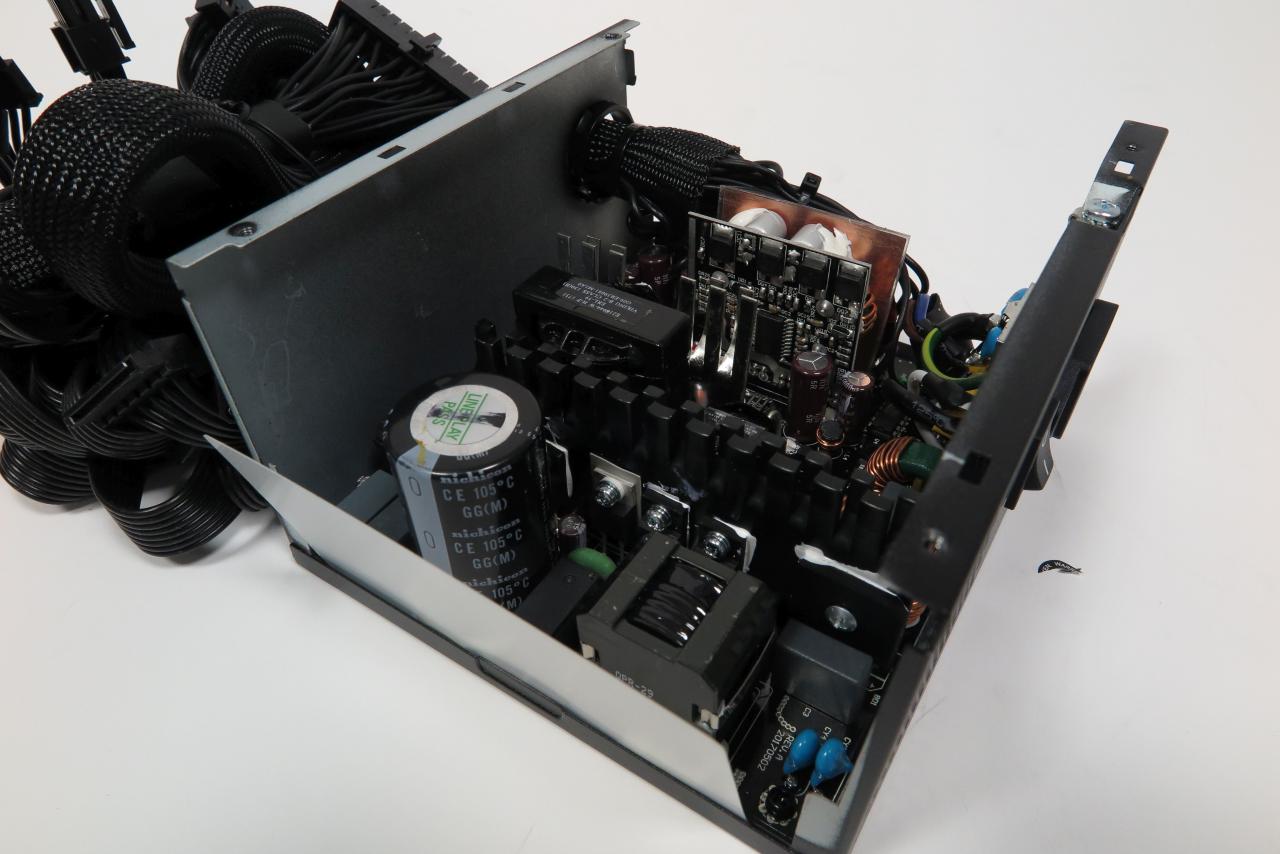 [04/04/2018] Goldduell: Antec vs Bitfenix in der 750 Watt-Klasse:&nbsp;Das Innere des Bitfenix Formula