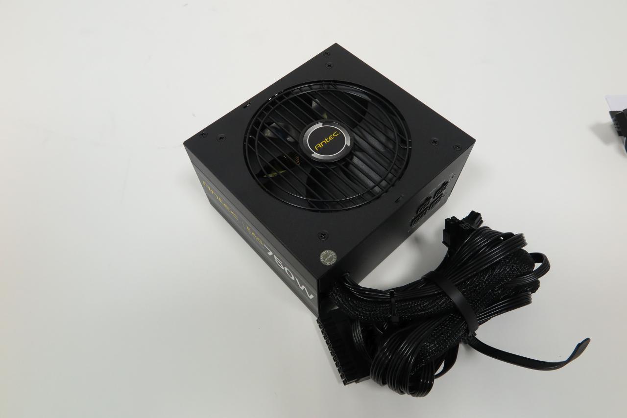 [04/04/2018] Goldduell: Antec vs Bitfenix in der 750 Watt-Klasse: Das Antec Earthwatts Gold Pro von außen