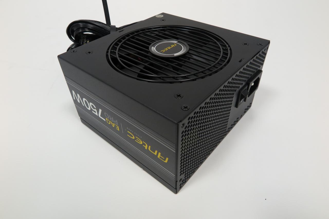 [04/04/2018] Antec Earthwatts Gold Pro 750: Ein Goldnetzteil mit einer guten Spannungsregulation, die geringe Abweichungen oder Drops auf den unterschiedlichen Leitungen zeigt und auch in Crossload-Szenarien nur marginale Veränderungen zu beobachten sind. Leider hat Antec die Betriebstemperatur auf 40 °C herabgesenkt, dafür aber einen Temperaturschutz eingebaut. Das Netzteil baut eine maximale Geräuschkulisse von 1,6 Sone bei 90 Prozent Last auf, sinkt unter Volllast aber wieder auf 0,7 Sone ab. Der Spannungswandler wird deshalb Silent-Fans wohl etwas zu laut sein.&nbsp;