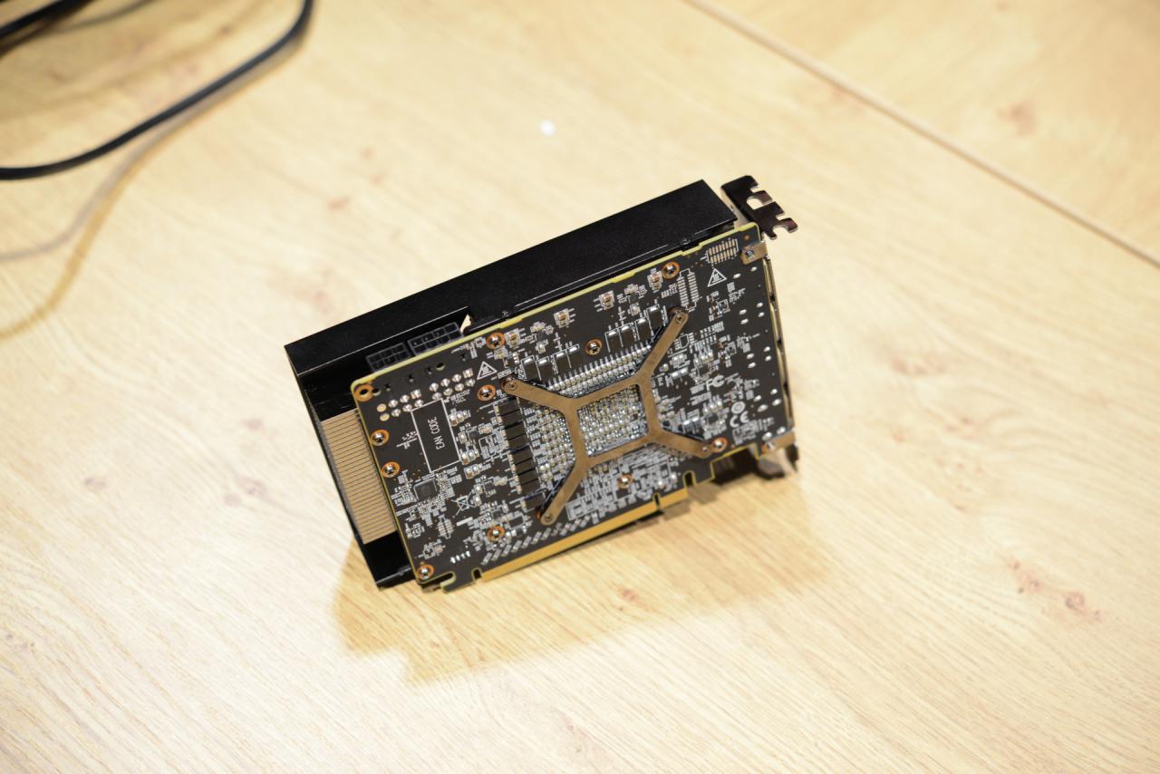 [18/04/2018] Powercolor Radeon RX Vega 56 Nano Edition: Mini-Grafikkarte kommt zur Computex (6)