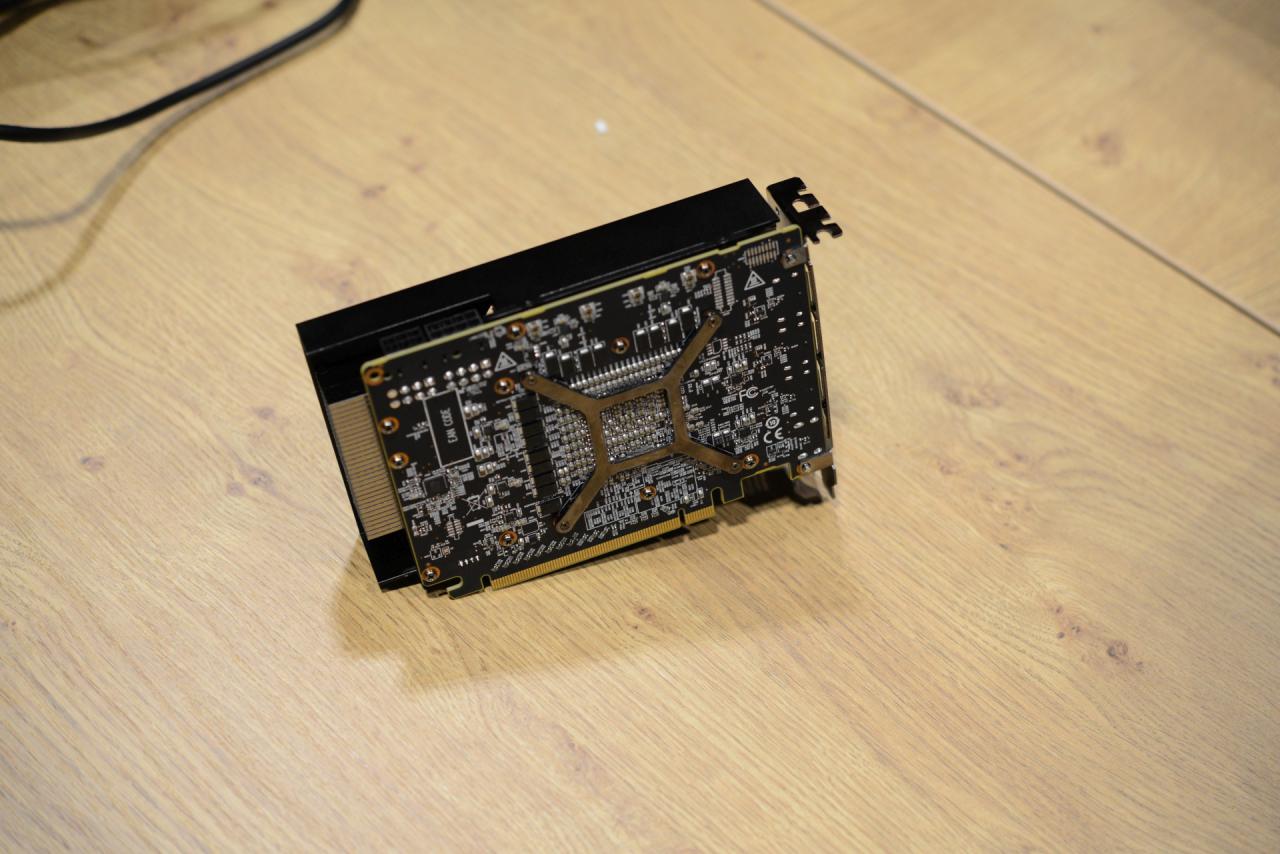 [18/04/2018] Powercolor Radeon RX Vega 56 Nano Edition: Mini-Grafikkarte kommt zur Computex (7)