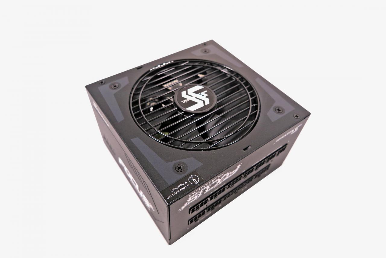 [19/04/2018] Silverstone SX500-LG: Dieses Netzteil ist ein SFX-L, also eine etwas vergrößerte Form des SFX-Standards. Silvertsone verwendet hier einen 120-mm-Lüfter, um so den Geräuschpegel bei Halblast auf 0,7 Sone und 2,8 Sone bei Volllast.