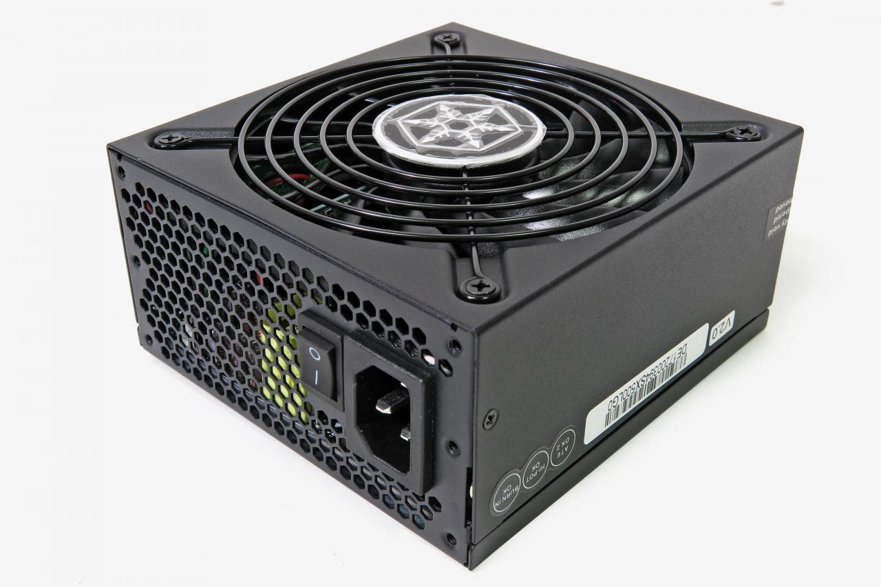[19/04/2018] Seasonic Focus+ 550 Watt Platinum: Ein echter Spartipp, denn hier bekommt man Platinum-Qualität für Gold-Preise. Für 85 Euro werden Ansprüche eines Mittelklasse-Systems locker erfühlt. Bis zu einer Last von 300 Watt läuft das Netzteil im semi-passiven Betrieb und erzeugt ab 60 Prozent Last 0,4 Sone Lautheit. Seasonic gibt zehn Jahre Garantie und unterstreicht damit nochmal die qualitativ hochwertigen Baugruppen.