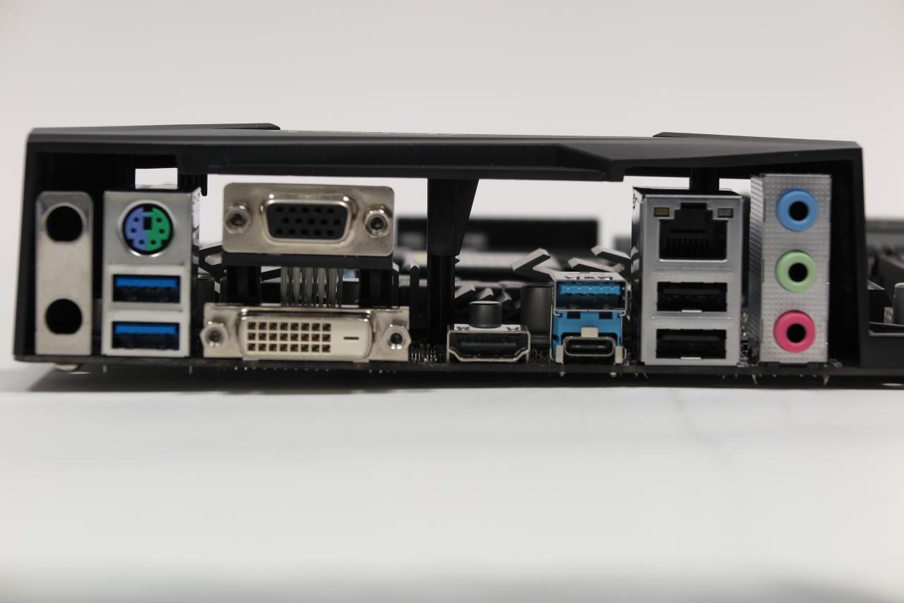 [17/05/2018] Asrock H370 Pro4: I/O-Panel.