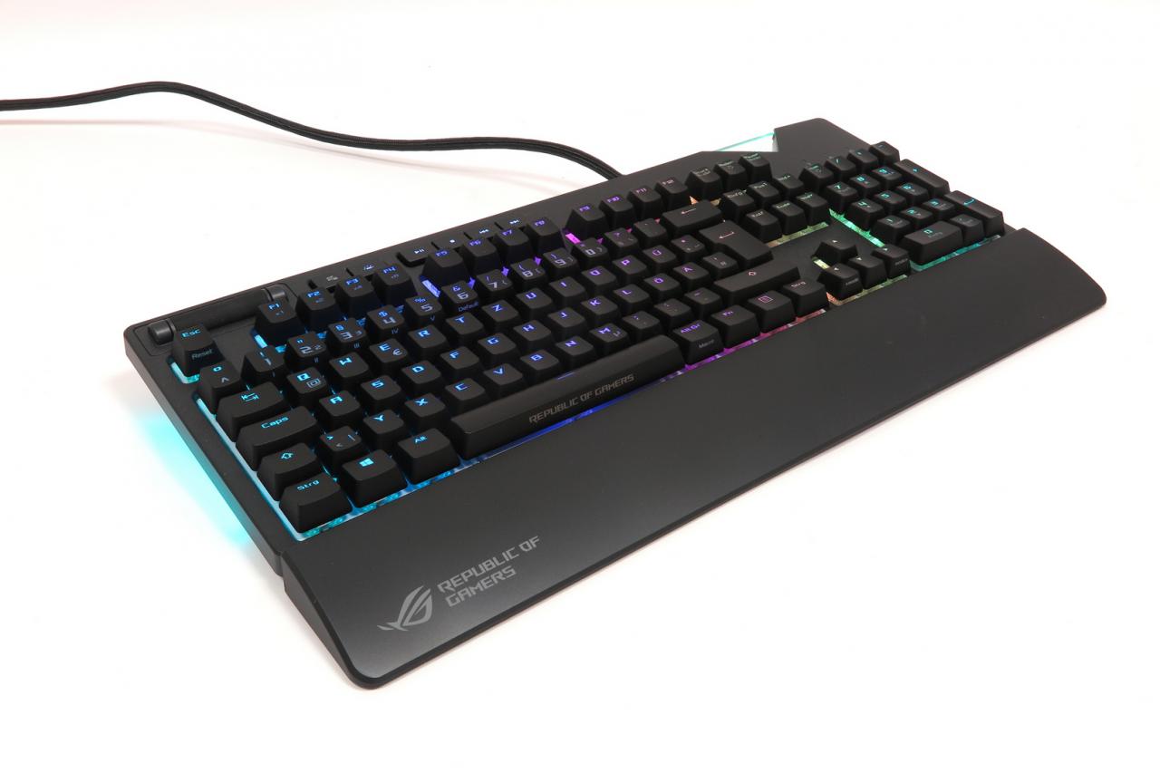 [18/05/2018] Asus ROG Strix Flare: Knallbunter Lichtspieler mit personalisierbarem Leucht-Logo im Test (1)