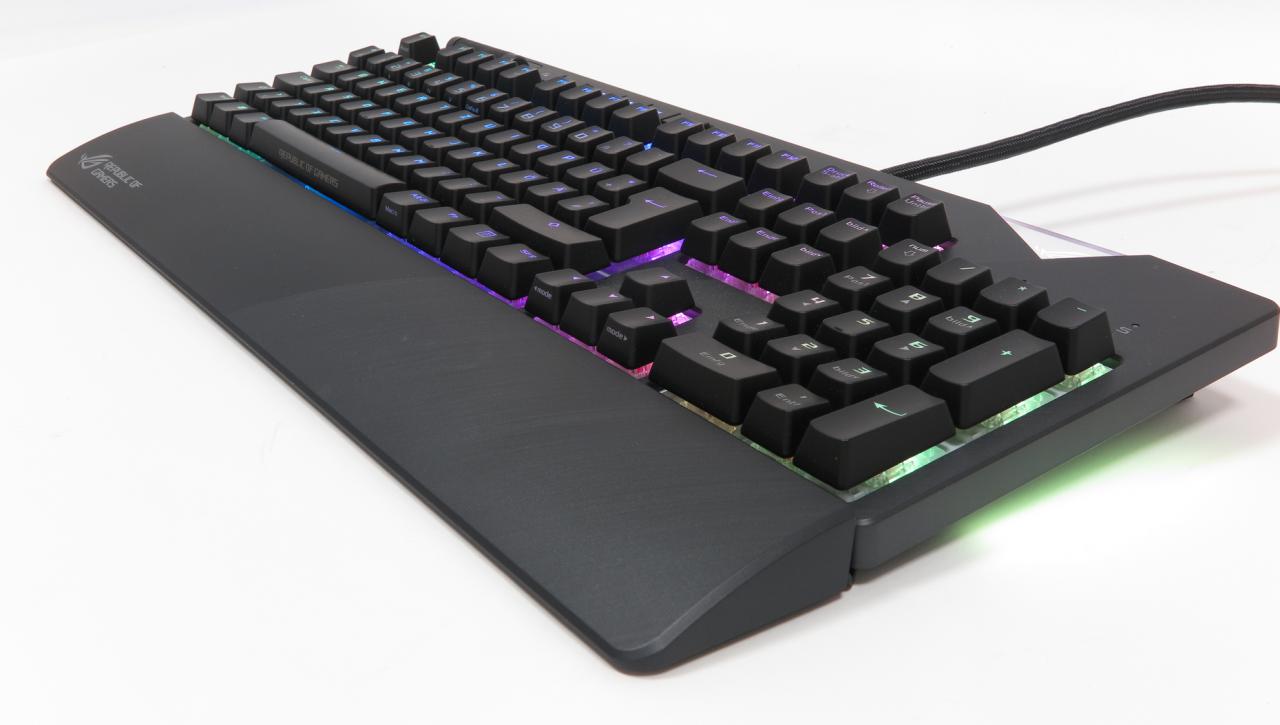 [18/05/2018] Asus ROG Strix Flare: Knallbunter Lichtspieler mit personalisierbarem Leucht-Logo im Test (4)