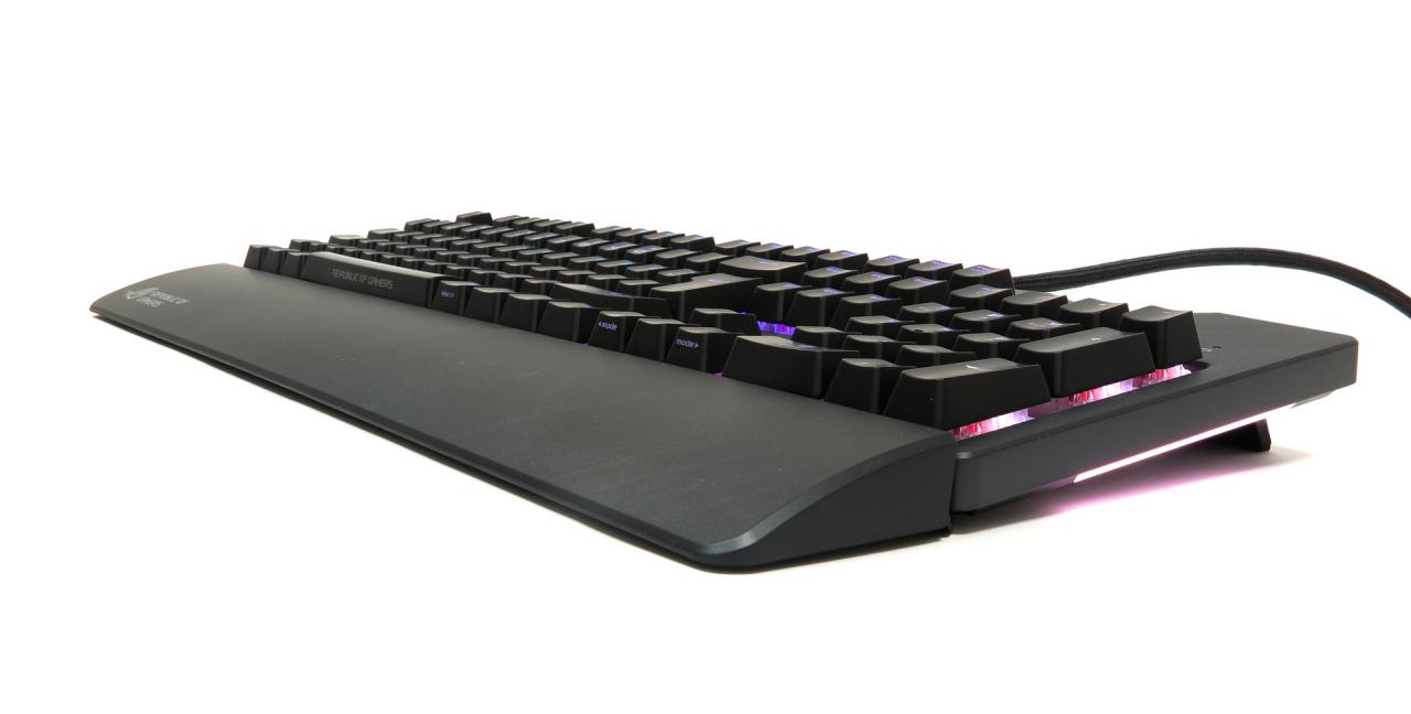 [18/05/2018] Asus ROG Strix Flare: Knallbunter Lichtspieler mit personalisierbarem Leucht-Logo im Test (5)